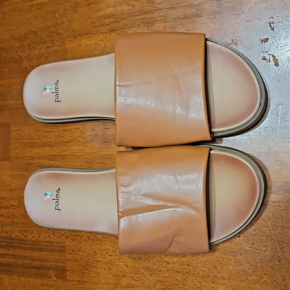 Flat sandals